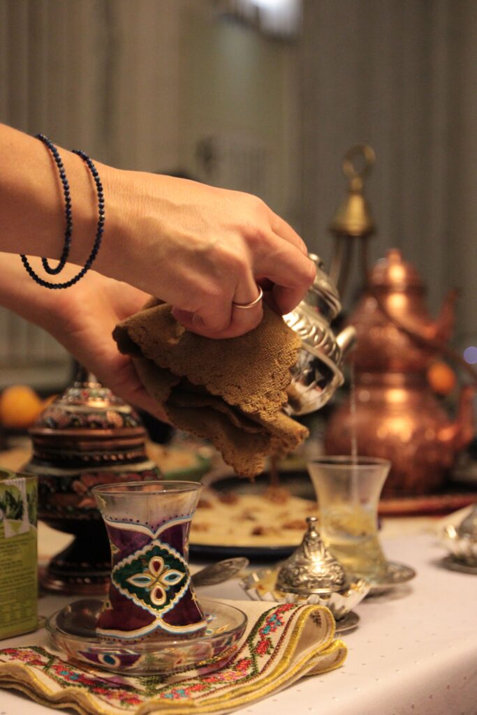 Service traditionnel du thé à la menthe marocain chez Drimohouse à Versailles