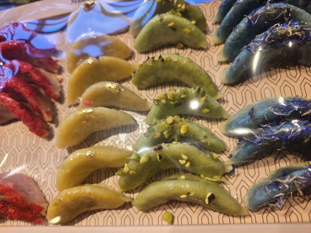 Plateau de cornes de gazelle artisanales parfumées à l'amande - Pâtisserie marocaine à Versailles