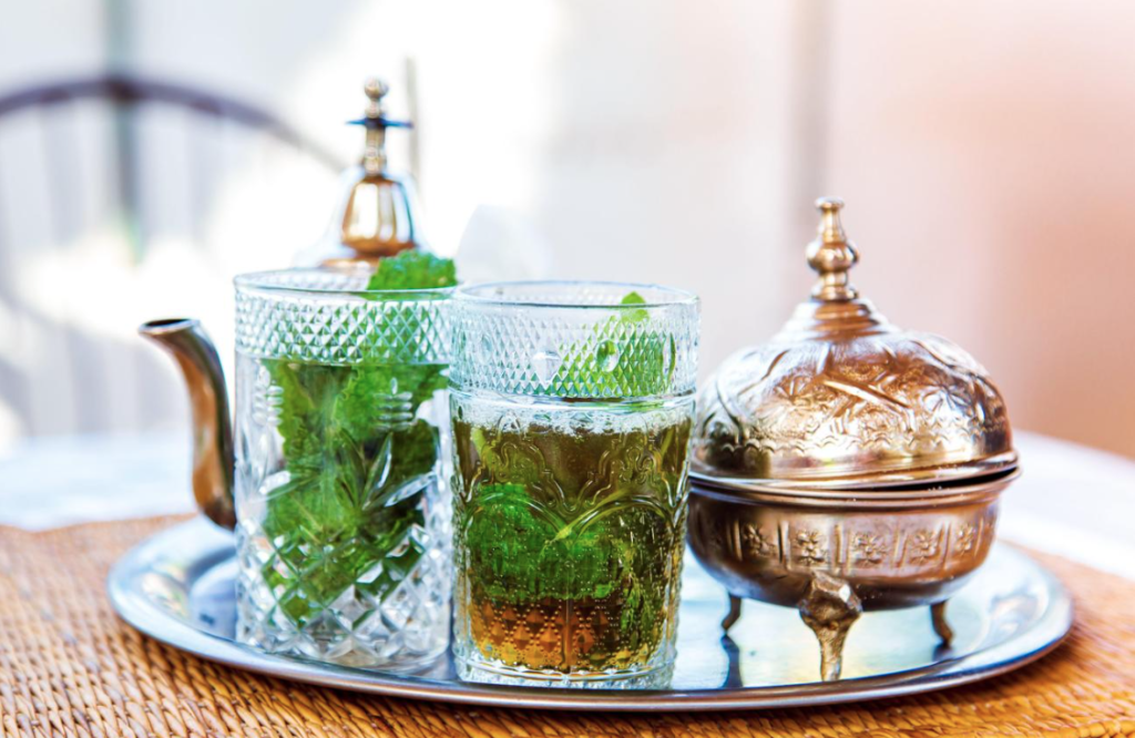 Verres de thé à la menthe fraîche et théière traditionnelle marocaine chez Drimohouse à Versailles